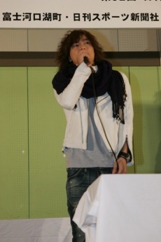 前夜祭であいさつする俳優の塩谷瞬さん: photo: Takashi Nakazawa